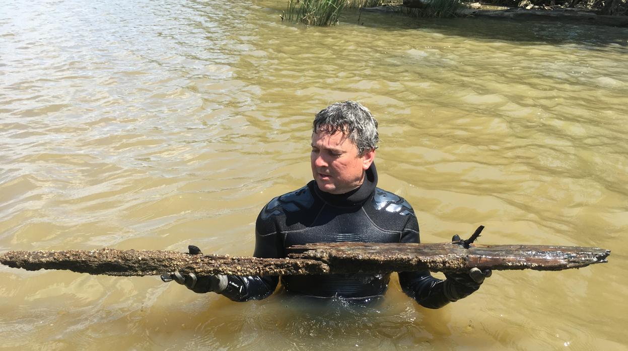 El periodista Ben Raines, con dos trozos del casco de «Clotilda»