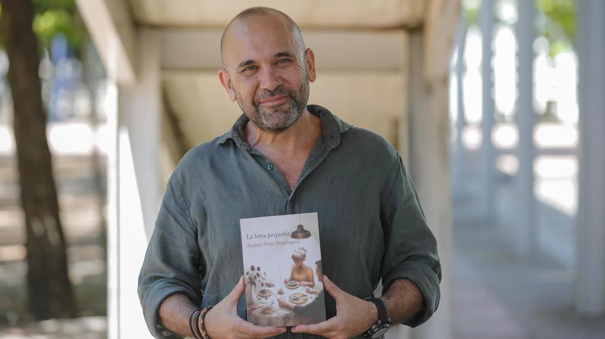 Andrés Pérez Domínguez vuelve a publicar cuentos después de diez años con su libro «La letra pequeña»