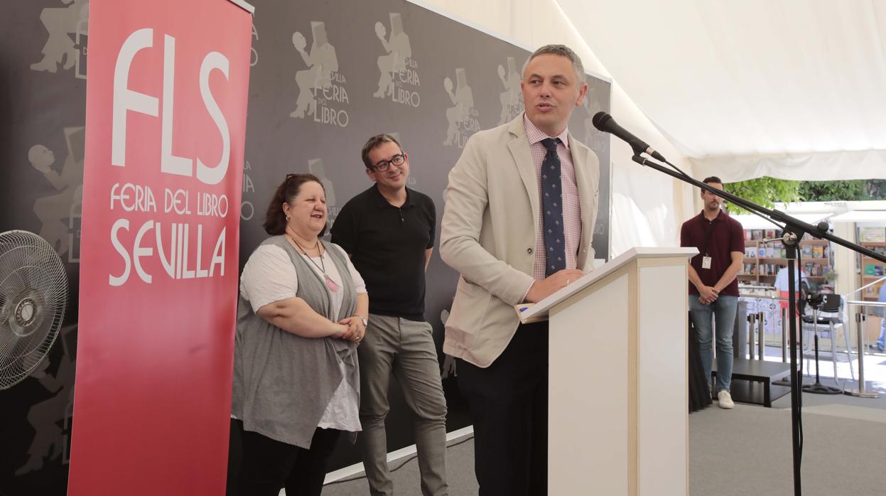 El adjunto al director de ABC Sevilla, Alberto García Reyes, junto a Marta Carrasco y Jesús Morillo