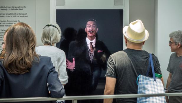 Dalí vuelve a la vida y se hace «selfies» en Florida