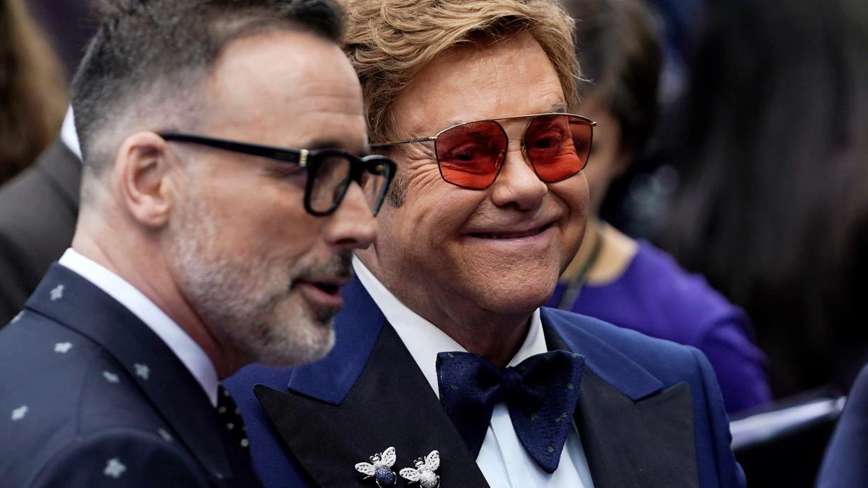 Elton John (d) y su marido, el productor canadiense David Furnish, en el estreno de «Rocketman» en Londres