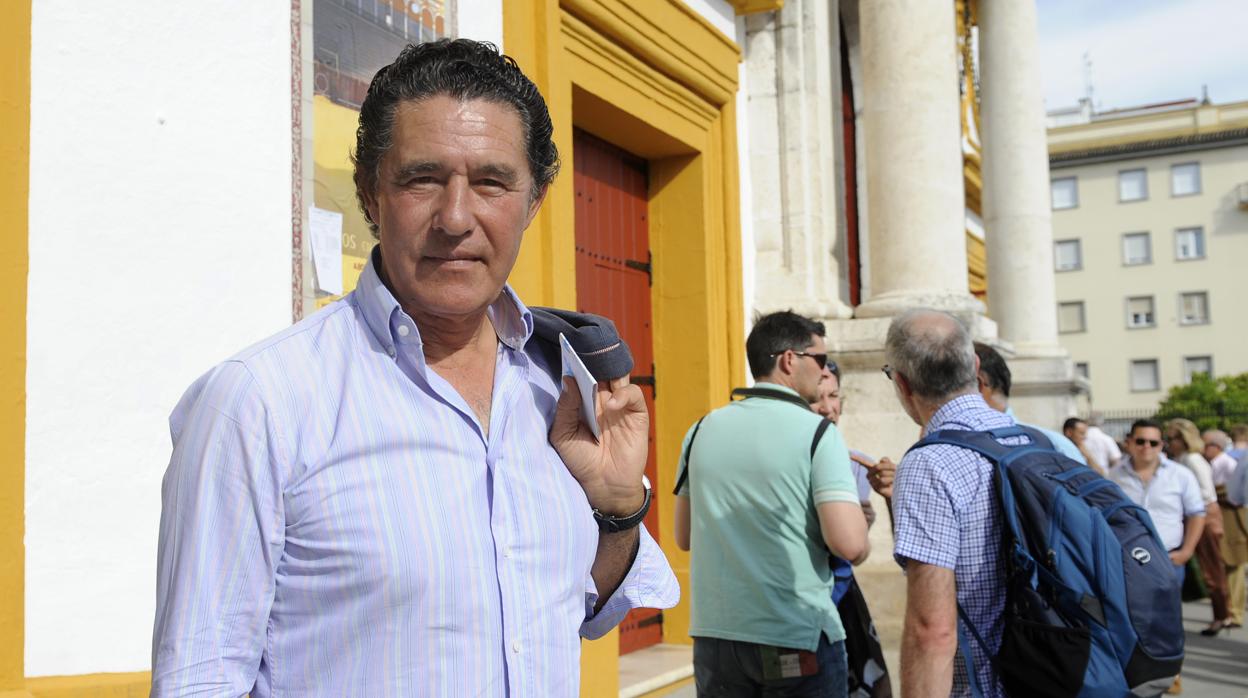 El diestro en la puerta de la plaza de toros de Sevilla