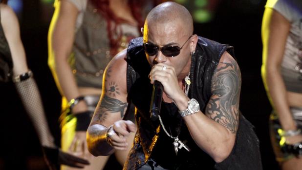 El reguetonero Wisin, hospitalizado tras una aparatosa caída en medio de un concierto