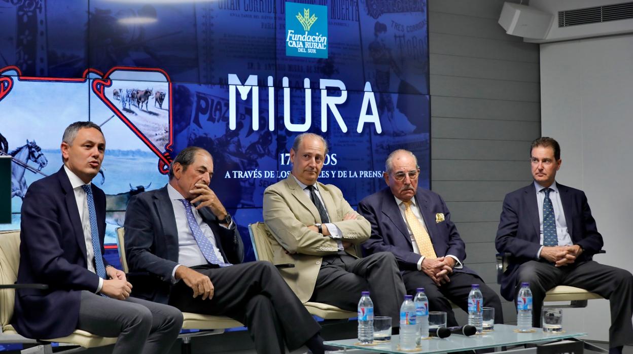 Momento de la presentación del libro con los ganaderos Antonio y Eduardo Miura -