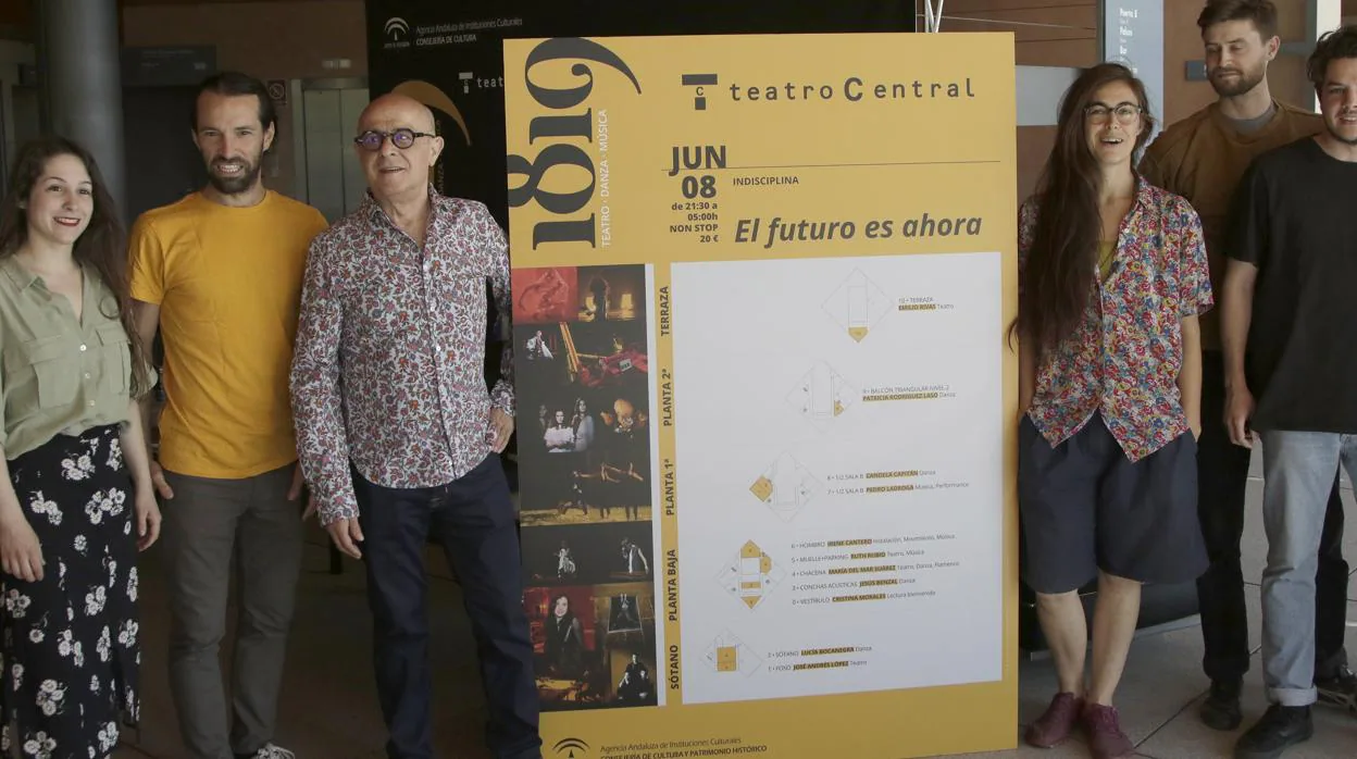El director del Teatro Central, Manolo Llanes, con los jóvenes artistas de «El futuro es ahora»
