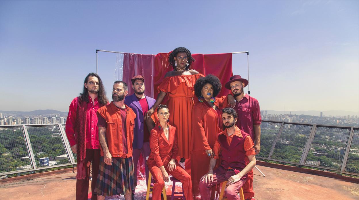 Liniker (en el centro) y los Caramelows se presentan en el Matadero Madrid el viernes