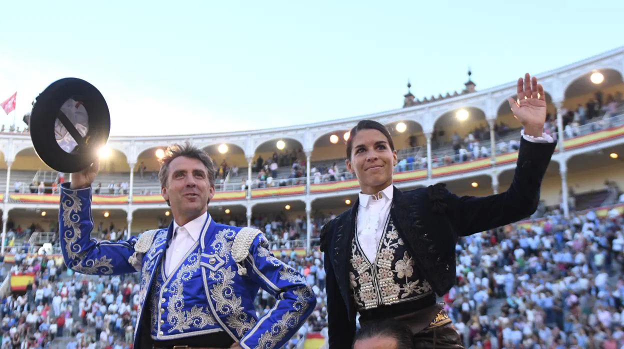 Pablo Hermoso de Mendoza y Lea Vicens salen a hombros. Foto: Julián López