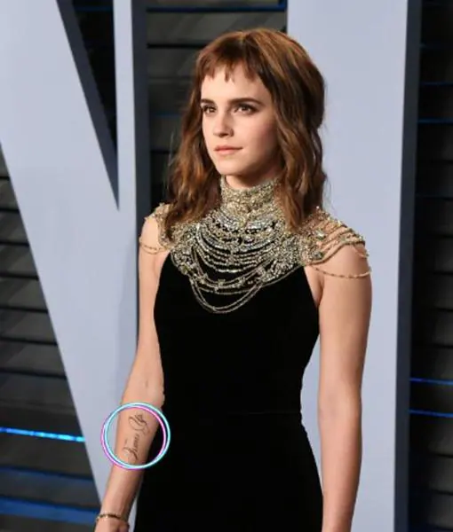 Detalle del tatuaje de Emma Watson en la ceremonia de los Óscar