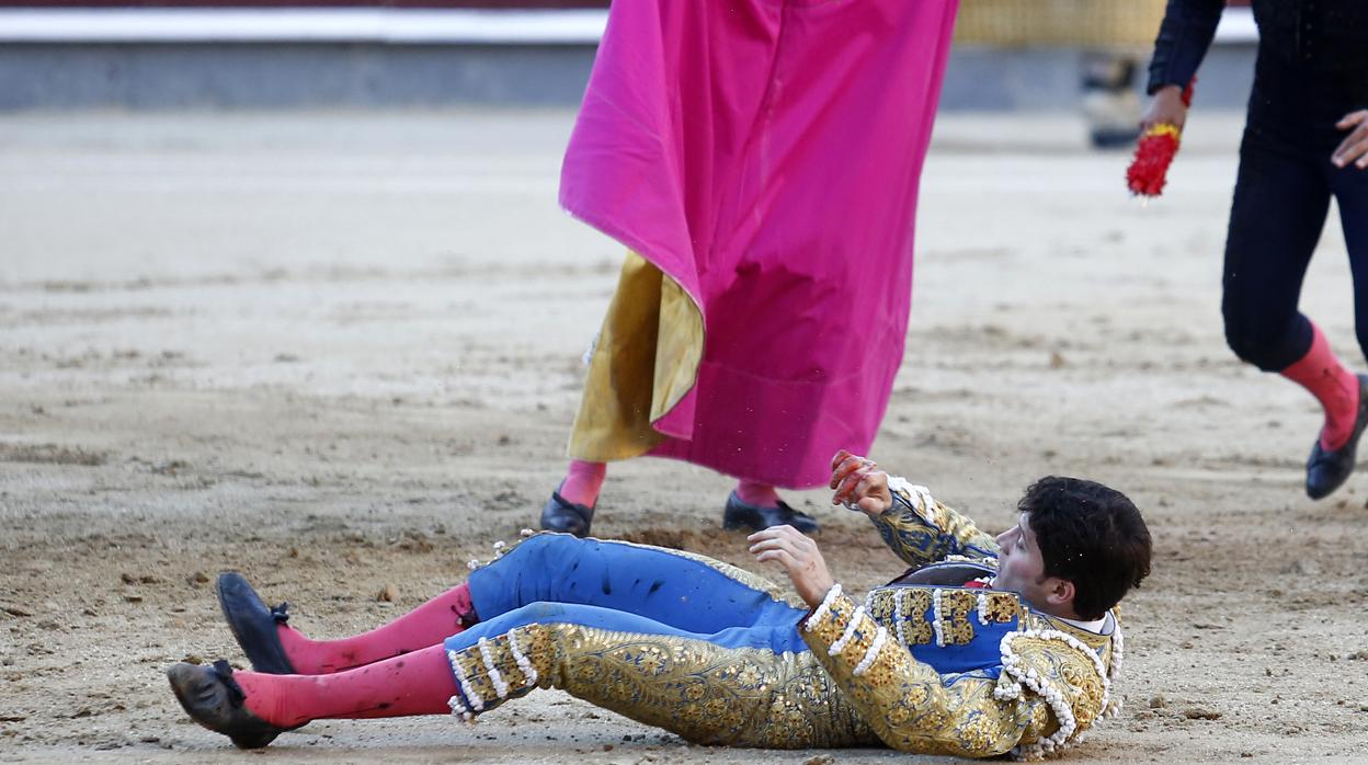 Sebastián Ritter, en la arena tras sufrir el serio percance