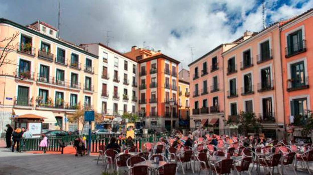 La plaza de San Ildefonso en el barrio de Malasaña, escenario de «Retablo»