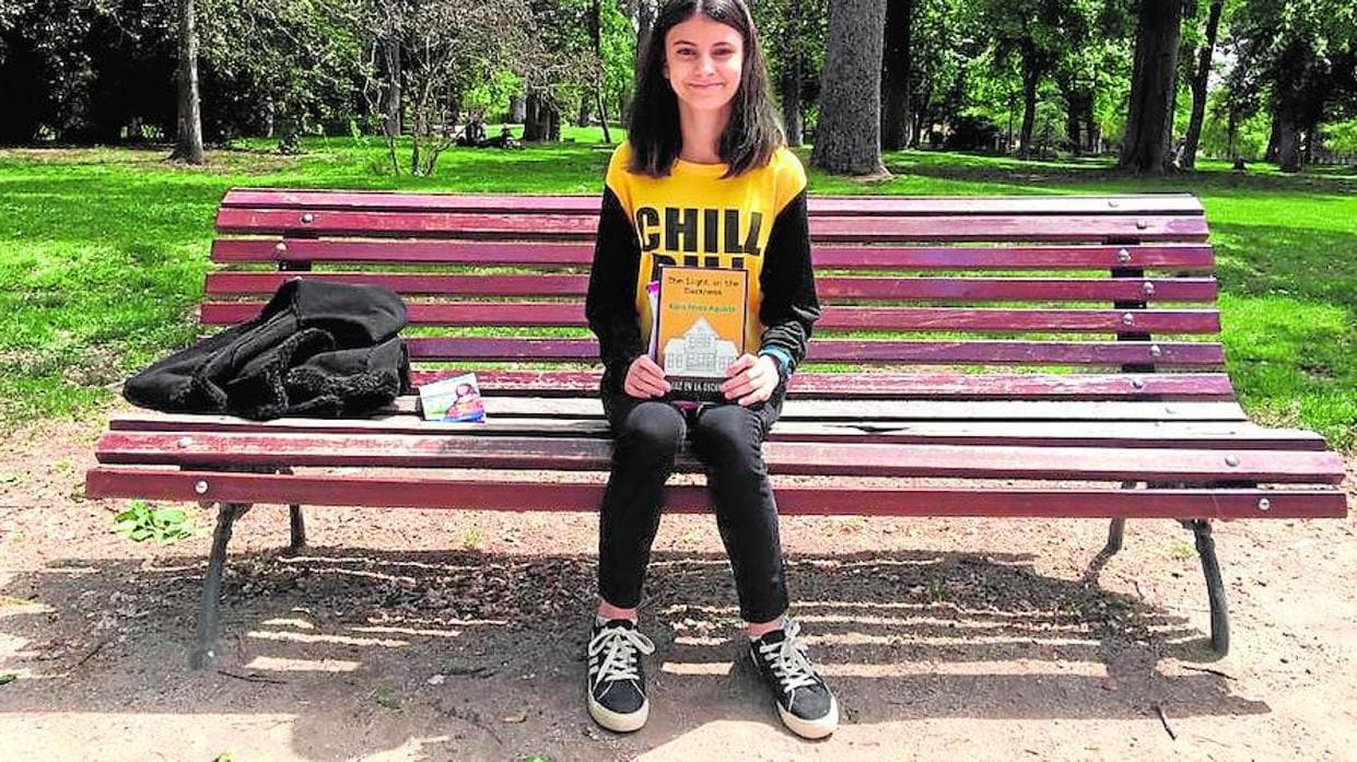 Kaira Pérez Aguada con su último libro en El Retiro