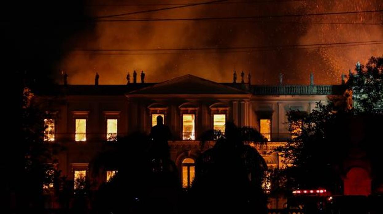 Vista general del Museo Nacional de Río de Janeiro, uno de los más antiguos de Brasil, mientras es consumido por las llamas