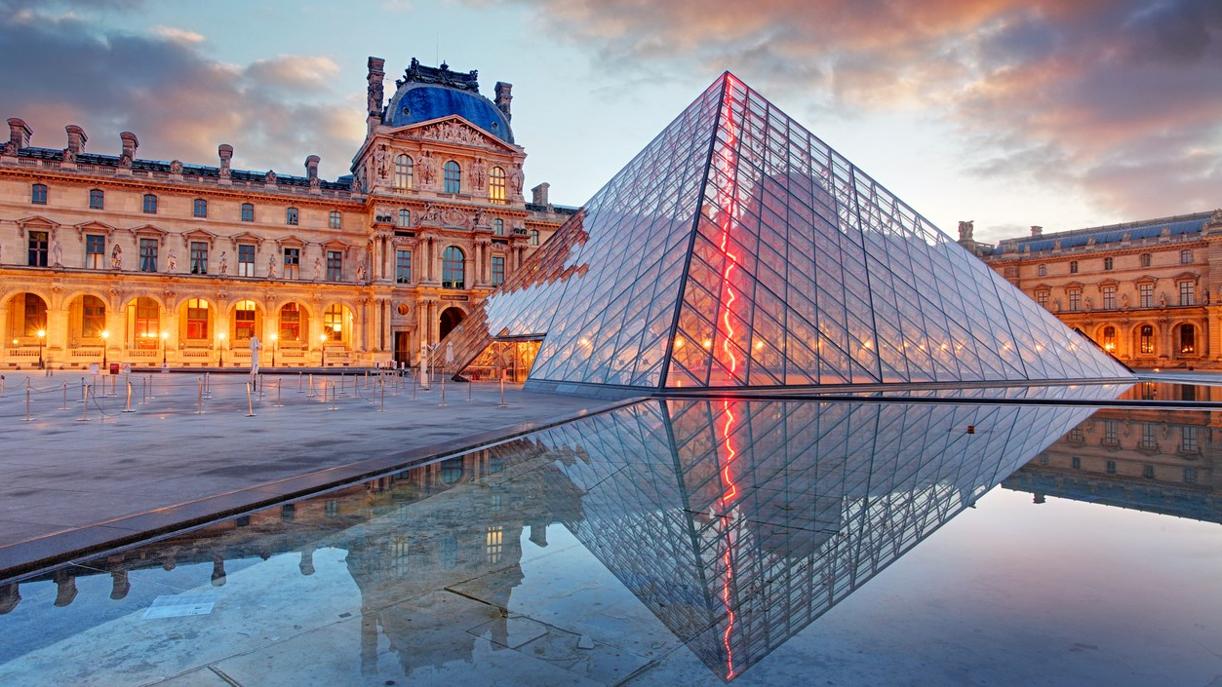 La emblemática pirámide del Louvre, el museo más visitado del 2018