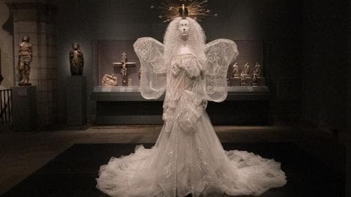 «Heavenly Bodies: Fashion and the Catholic Imagination», en el Met