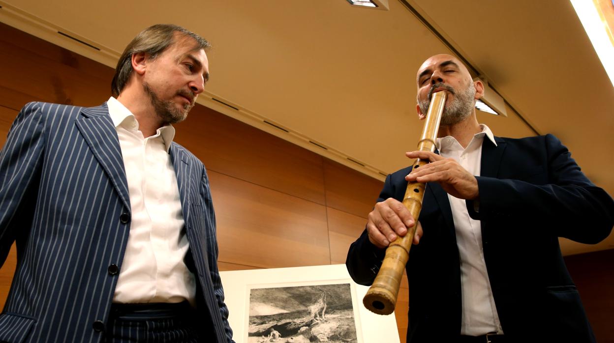 Bressan y Curti (tocando el shakuhachi) ante la obra de Fortuny, en el Salón de Estampas del Prado
