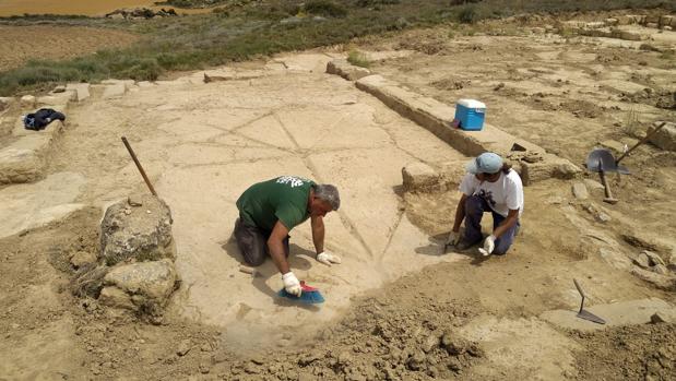 Descubren un enigmático zig zag que los romanos tallaron en Los Bañales