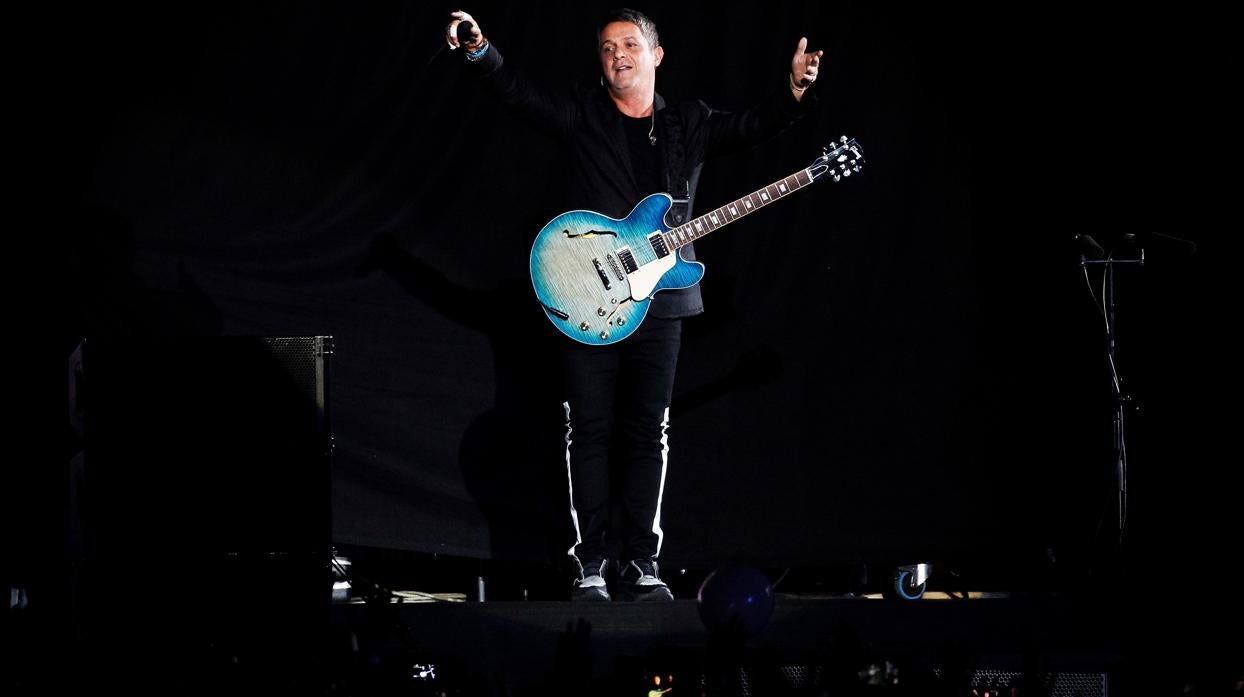 El cantante Alejandro Sanz durante el concierto del estadio Wanda Metropolitano, en Madrid