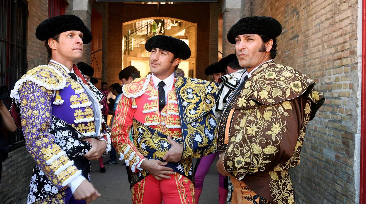 De izquierda a derecha, El Juli, El Fandi y Morante de la Puebla, momentos antes de la corrida
