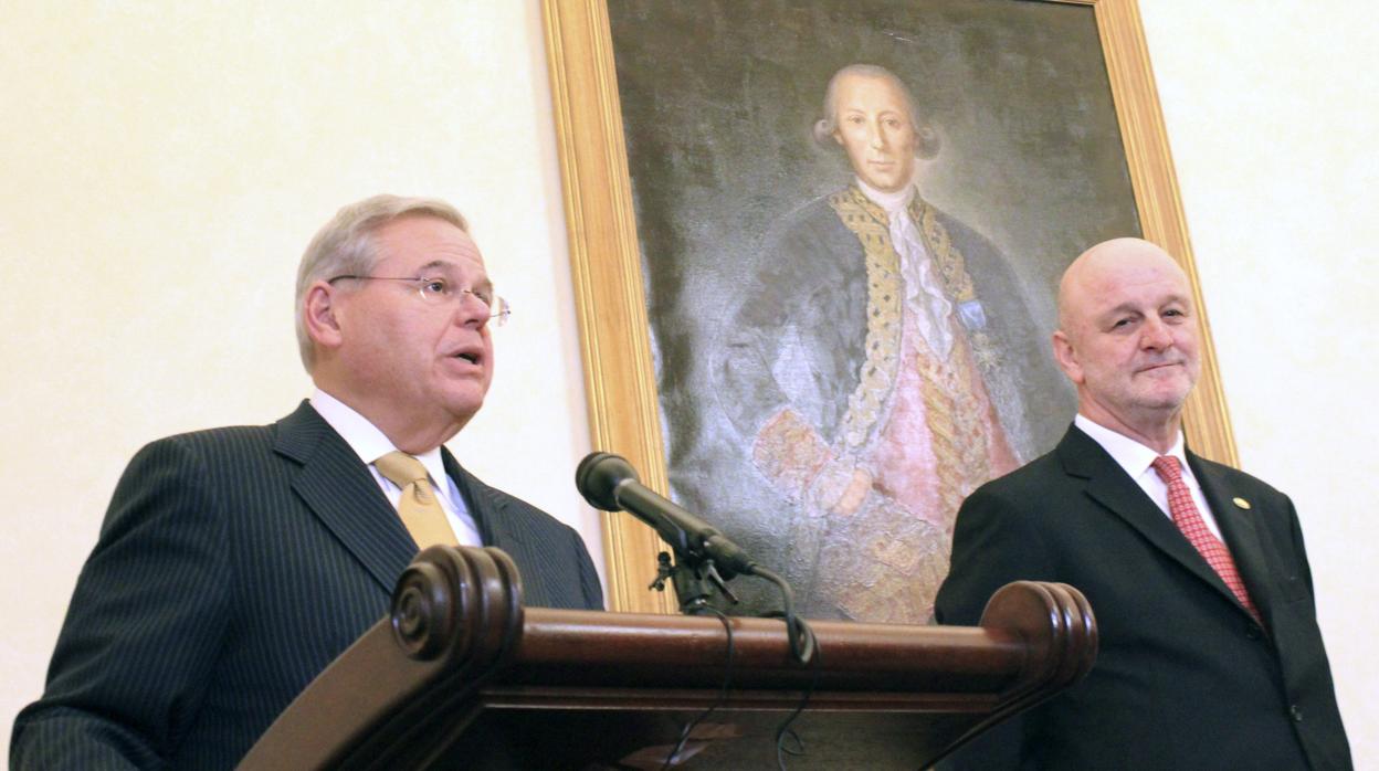 Robert Menéndez cuando colgaron el retrato de Bernardo de Gálvez en el Capitolio