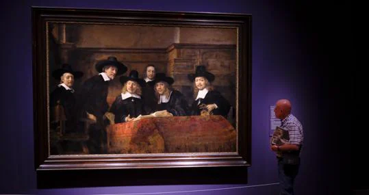 Un hombre admira «Los síndicos», de Rembrandt, uno de los tesoros del Rijksmuseum de Ámsterdam