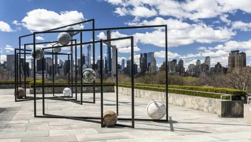 Escultura de Alicja Kwade en la terraza del Met