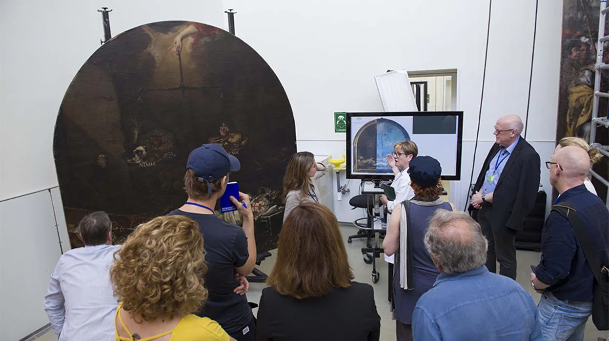 Técnicos del museo holandés visitaron ayer el IAPH para ver los trabajos realizados al lienzo