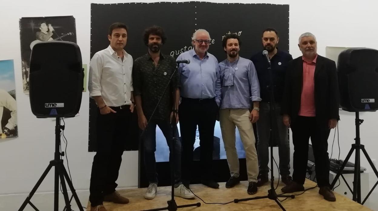 El trío que conformaba la Channin, Miki Leal, Juan del Junco y Fernando Clemente, junto al secretario general de Cultura, el director del CAAC, y el comisario de la exposición