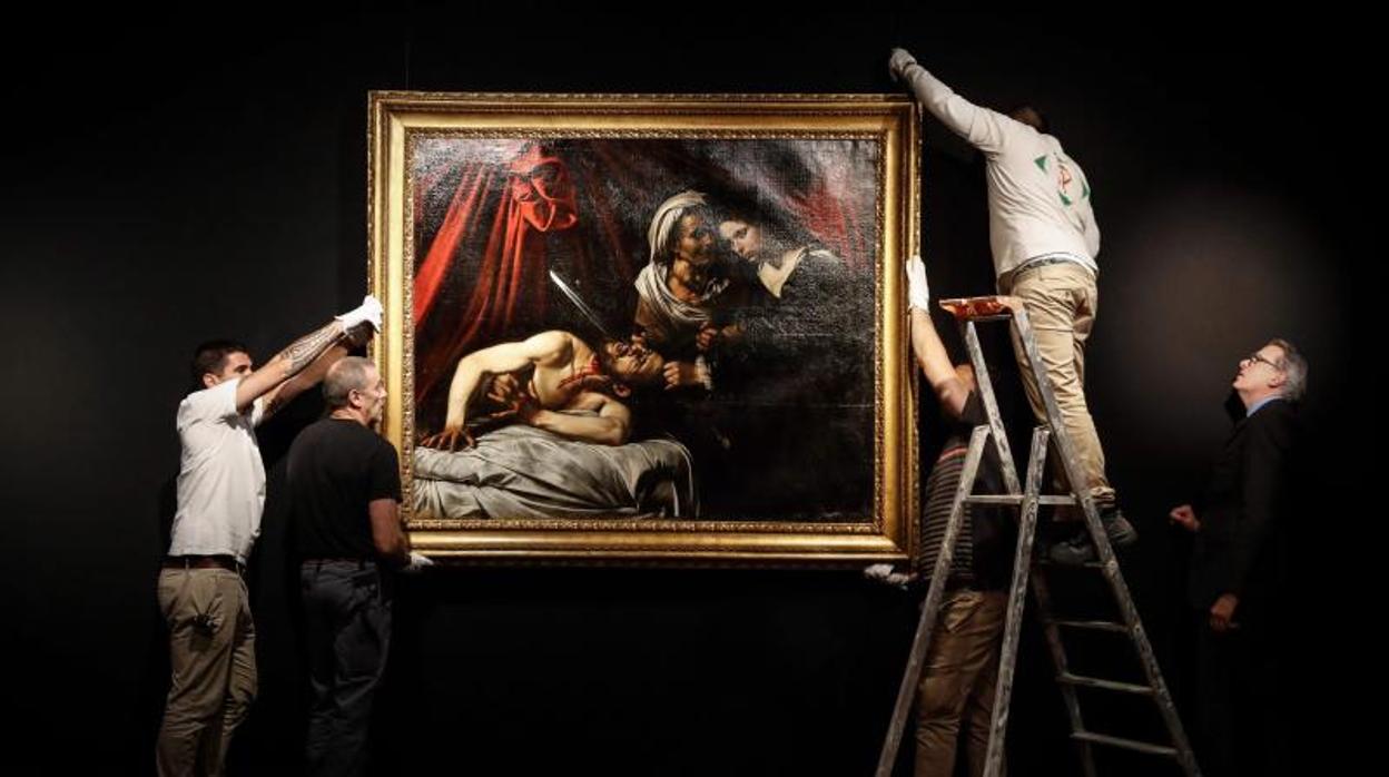 Fotografía del pasado 14 de junio en la que varios trabajadores cuelgan la obra «Judith y Holofornes», de Caravaggio, en la casa de subastas Drouot