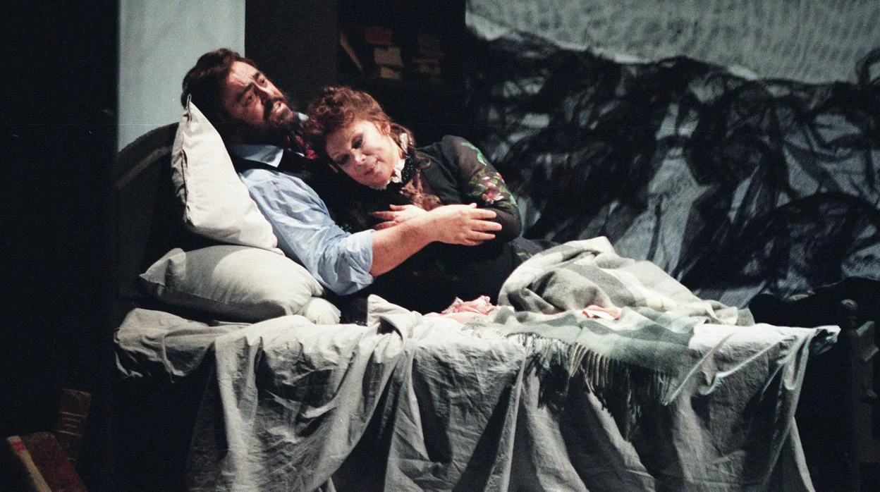 Luciano Pavarotti y Mirella Freni, en «La bohème», en Turín en 1997