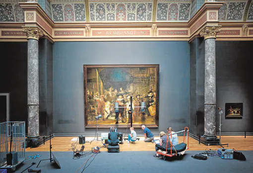 El Rijksmuseum de Ámsterdam comienza el próximo lunes el mayor proyecto de investigación de la obra maestra de Rembrandt. Se restaurará en una cámara de vidrio diseñada para que el público pueda verla
