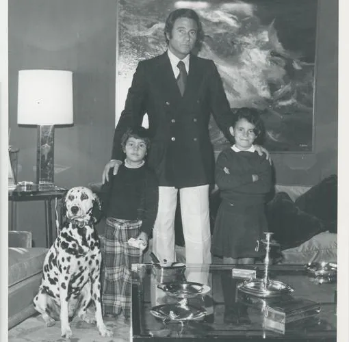 Escena familiar con sus hijos María Isabel y Arturo, y su perro Jandro
