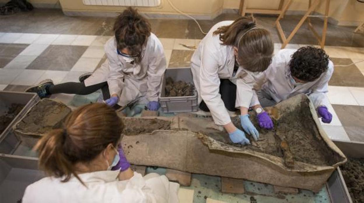 Trabajos en el sarcófago romano hallado en Granada