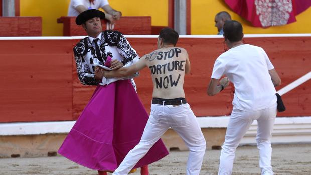 San Fermín 2019 en directo: un antitaurino salta al ruedo tras la muerte del primer toro