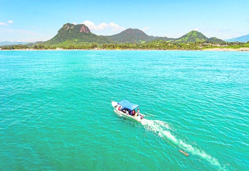 Bahía de la Villa Rica, con el monte Bernal al fondo, hito empleado desde los primeros navegantes para reconocer la zona