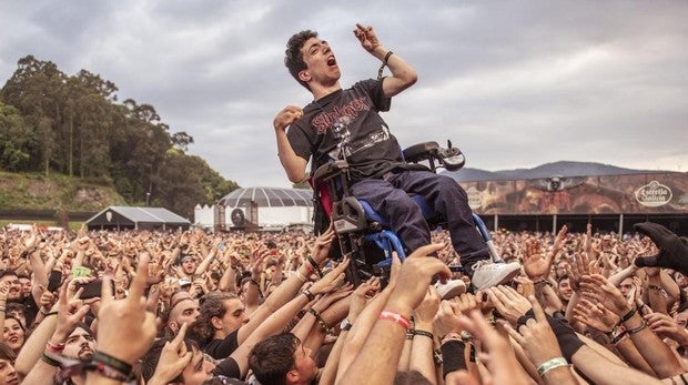 El emotivo gesto de los heavys gallegos con un chico en silla de ruedas en el Resurrection Fest