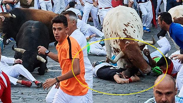 Un Victoriano del Río destroza el antebrazo de un corredor de San Fermín