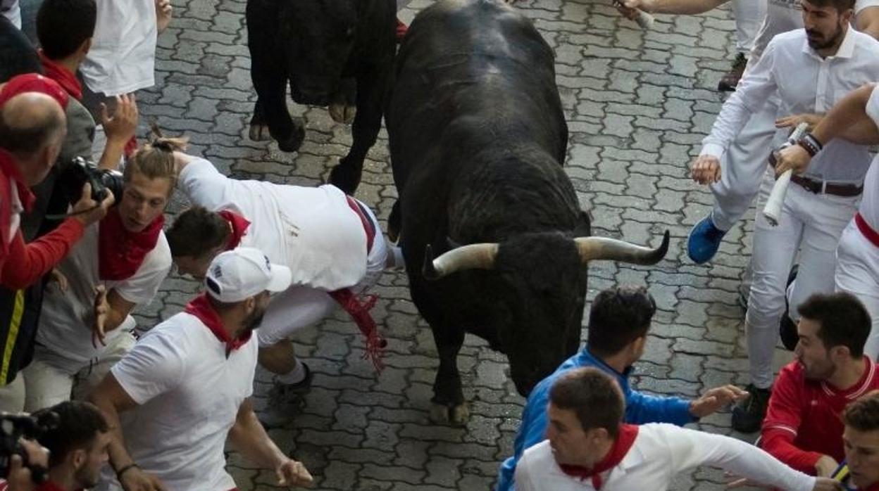 Los mozos corren delante de los astados de Victoriano del Río en el quinto encierro