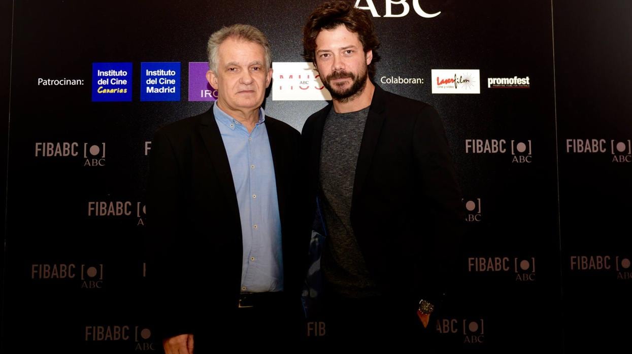 El escritor y director de FIBABC Pedro Touceda junto al actor Álvaro Morte, protagonista de «La casa de papel»