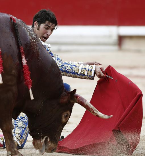 Cayetano, rodialla en tierra con el sexto