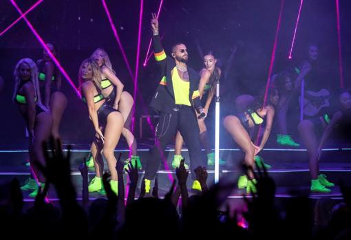 Maluma, con el cuerpo de baile, durante su actuación anoche en Cap Roig