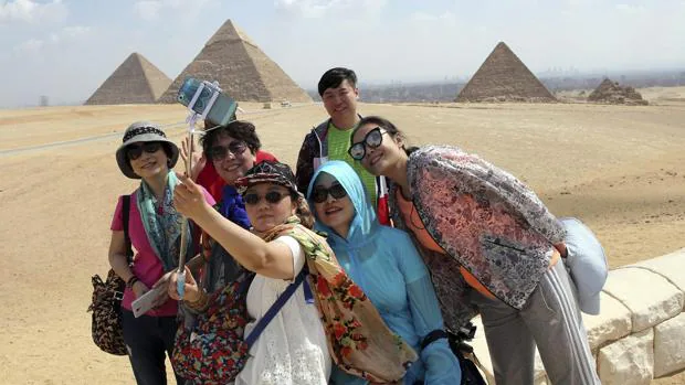 Detienen a un turista por fotografiarse con las nalgas al aire en las pirámides de Guiza