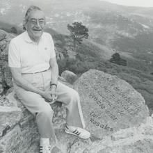 Luis Rosales, en uno de los miradores de la Senda de los poetas, con sus versos en la piedra