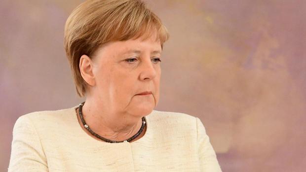 Así es el libro con el que Angela Merkel quiere superar sus temblores