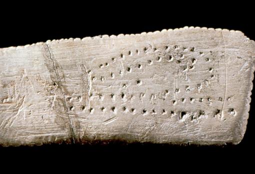 Calendario lunar de 28.000 años de antigüedad, grabado sobre un hueso animal, hallado en el abrigo Blanchard (Francia)