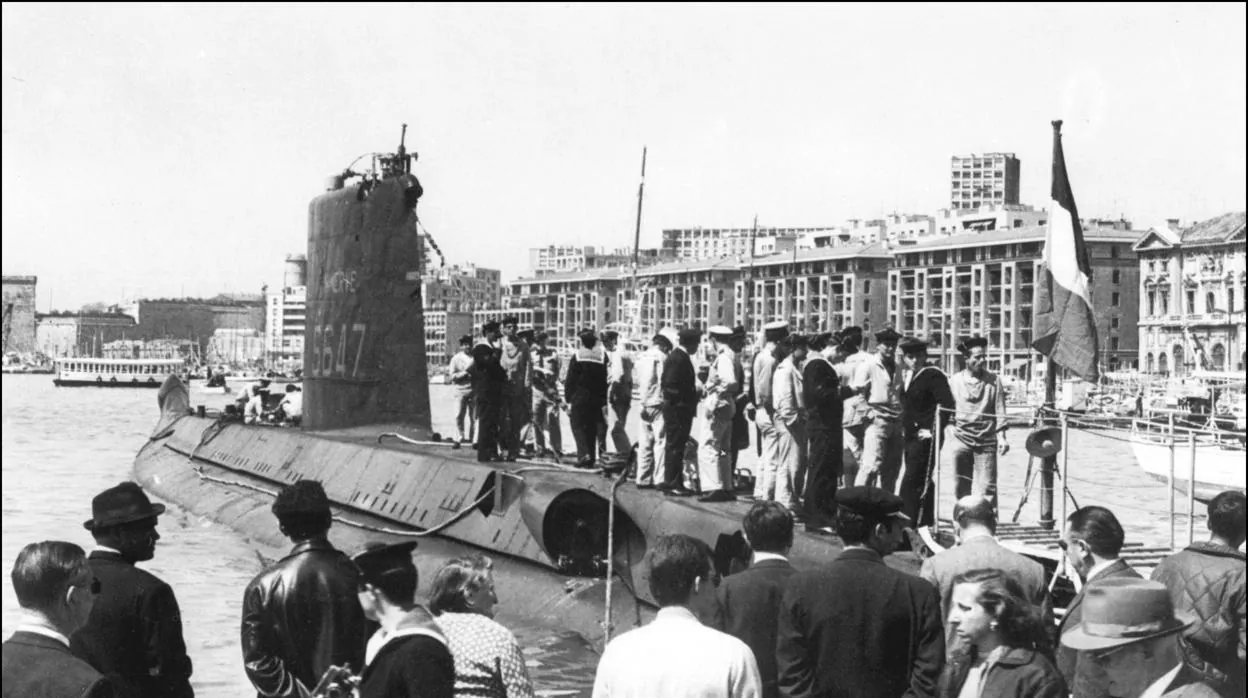 El submarino «La Minerve» en el puerto de Marsella.
