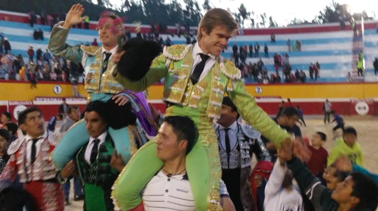 El torero Javier Jiménez. a hombros en su debut en Bambamarca