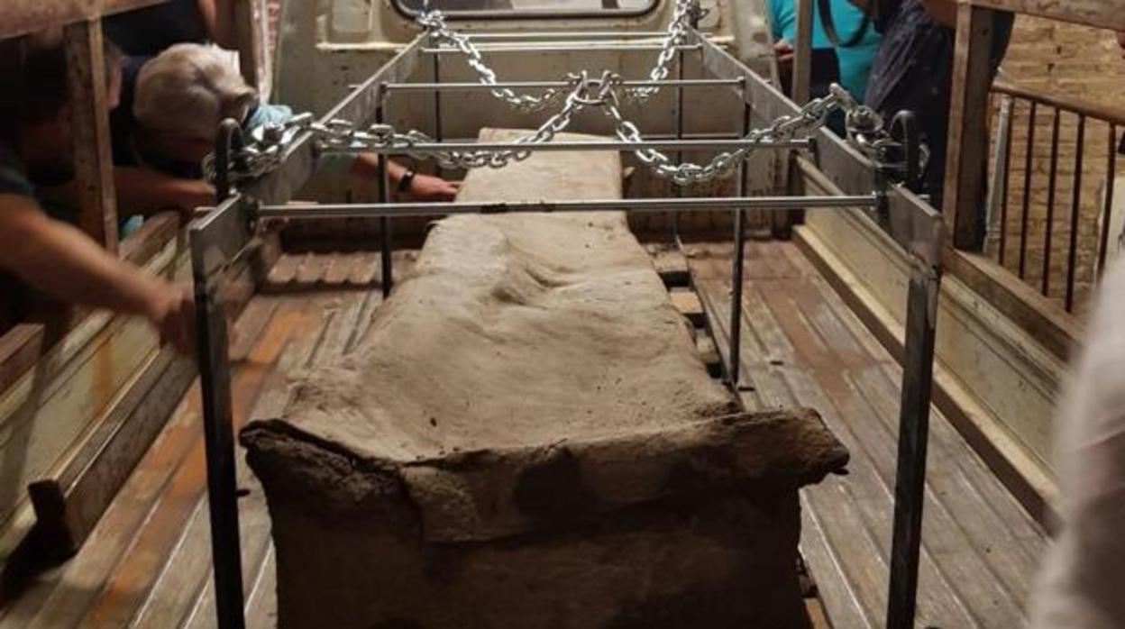 Traslado del sarcófago romano de plomo al Museo Arqueológico y Etnológico de Granada