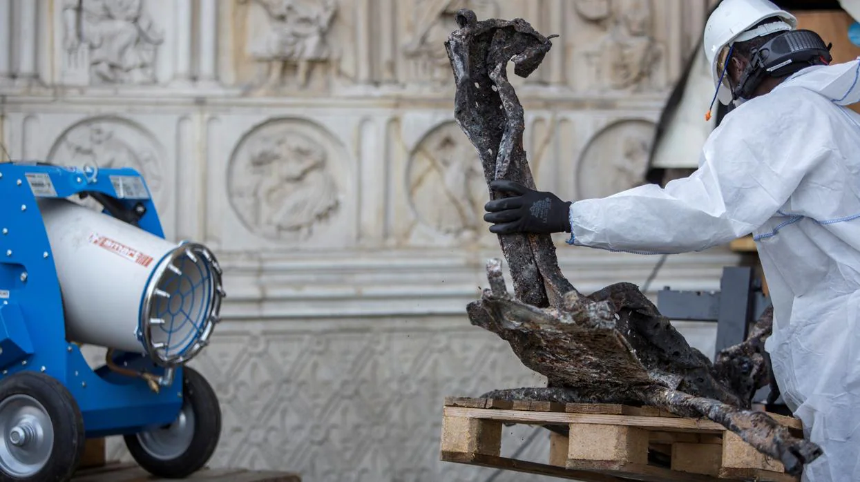 Un trabajador limpia los restos en los trabajos preliminares para la reconstrucción de Notre Dame
