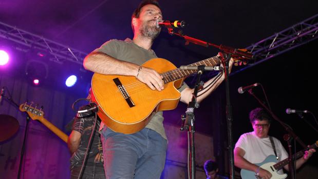 Kevin Johansen deleita en Sevilla con su elegante y ecléctica propuesta