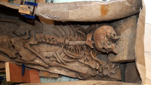 Revelan los misterios del sarcófago romano de Granada